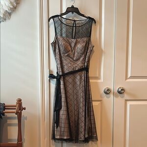 Elegant Jessica Howard Black and Tan Dress